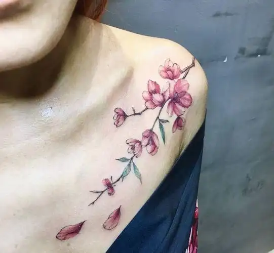 花纹身图片_胸部肩部樱花彩色纹身图案