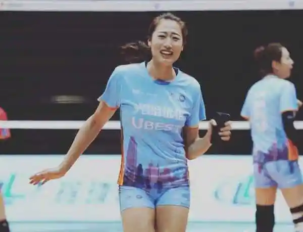 从女排球员到电影演员,虽然刘晏含188公分的身高成为了难题,可是不得