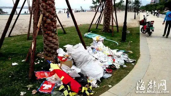 草坪上堆满了食品包装袋,塑料袋等各种垃圾