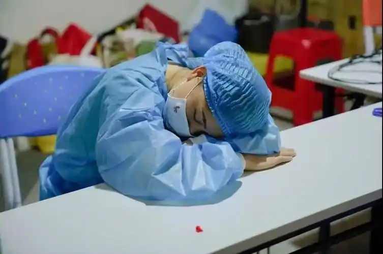 和衣而卧,夜以继日…… 医护人员的这些照片让人泪目