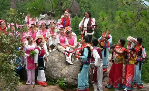 一米长的霸王鞭里寄托着白族人一年的期盼