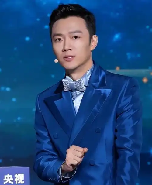 身高180cm的他,有着标准的国字脸,剑眉星目,鼻梁高挺,端正中透着一股