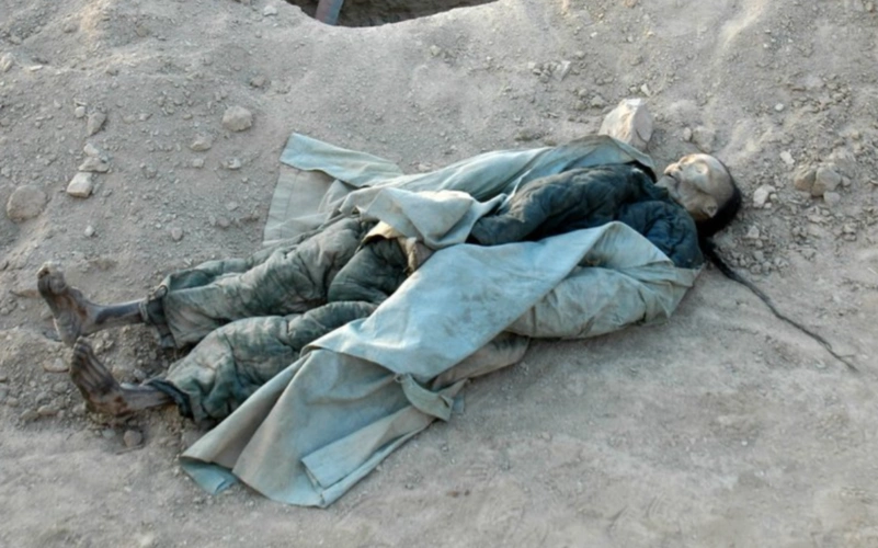 原创新疆火焰山下发现6具干尸,梳清朝长辫如"僵尸",众人吓得报警