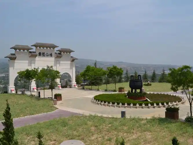 霸陵墓园陵园环境春意盎然的霸陵