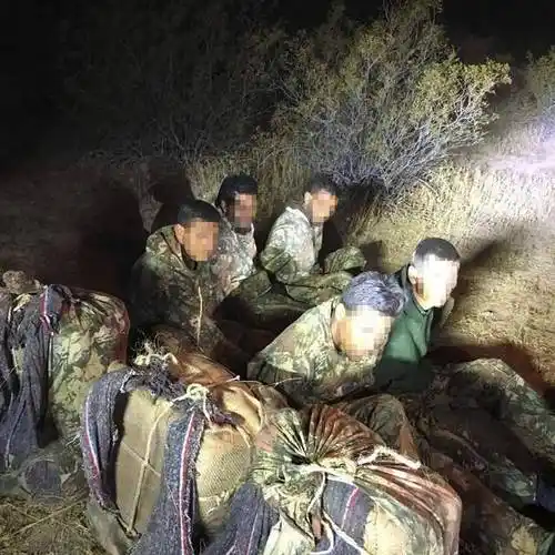 墨西哥毒贩向美国狂射子弹,嘲讽之词不堪入耳,打出国际通用手势