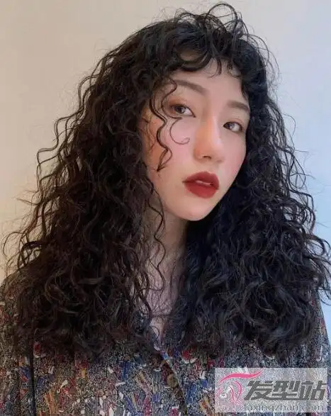 女生复古羊毛卷发型再度来袭 魅力小卷时尚满分