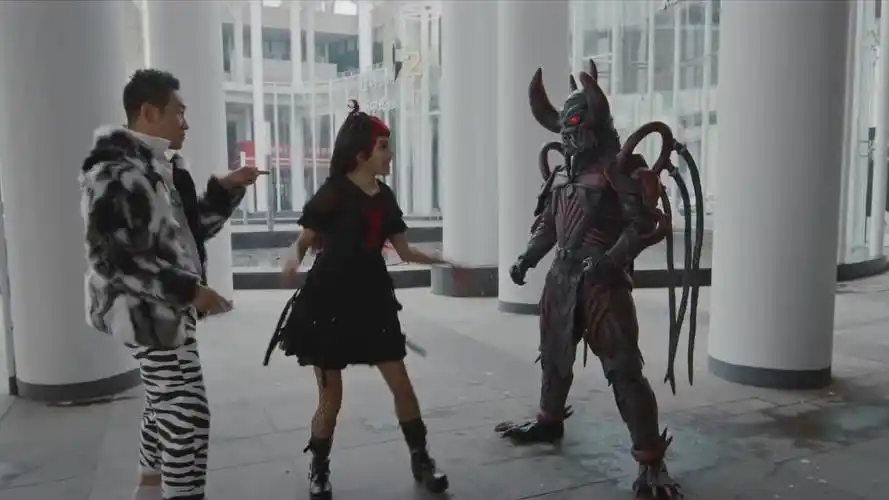 铠甲勇士猎铠安格带着寇豆跳舞趁机踢他屁股