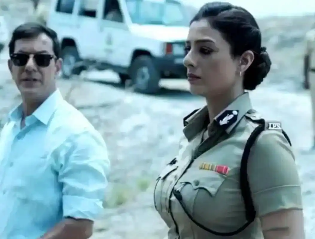 相信不少朋友都见过这张照片,也曾被这名印度"女兵"的姿色深深吸引