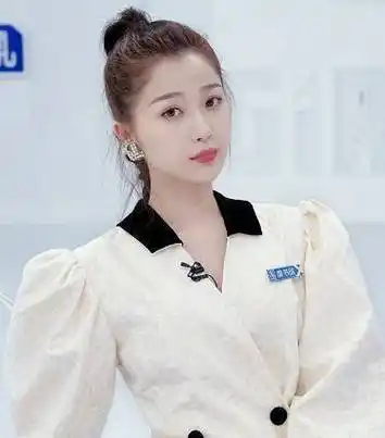 说起来虞书欣其实早已经出道了,并且也有了影视类的作品,不过大部分也