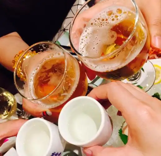 闺蜜聚会上,3名女生脚踩桌子喝酒划拳,毫无淑女形象