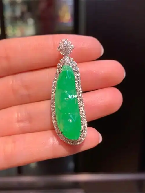 满绿翡翠富贵豆吊坠甜美水灵寓意极好