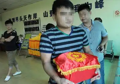 曾成杰之子领取父亲骨灰