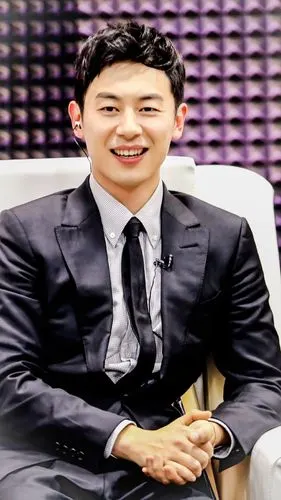 朱亚文《声临其境》帅气剧照图片