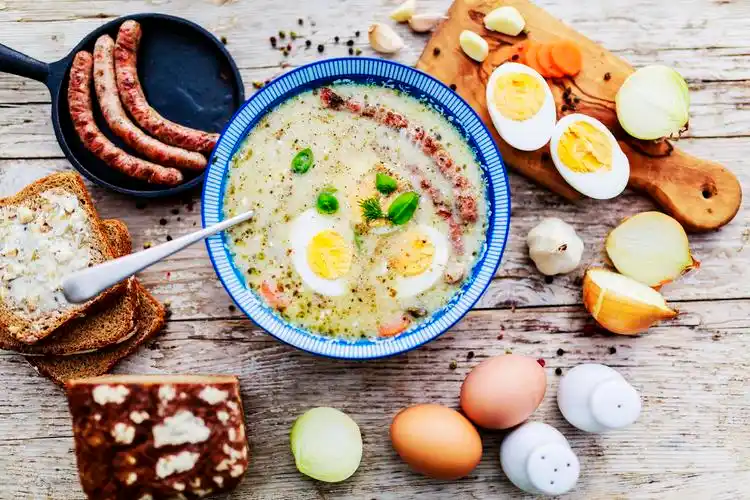 传统波兰酸性稀奶油鸡蛋和香肠