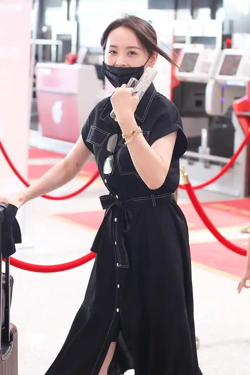 邓莎街拍:法式很一群dior拖鞋hermes lindy手袋精致女人