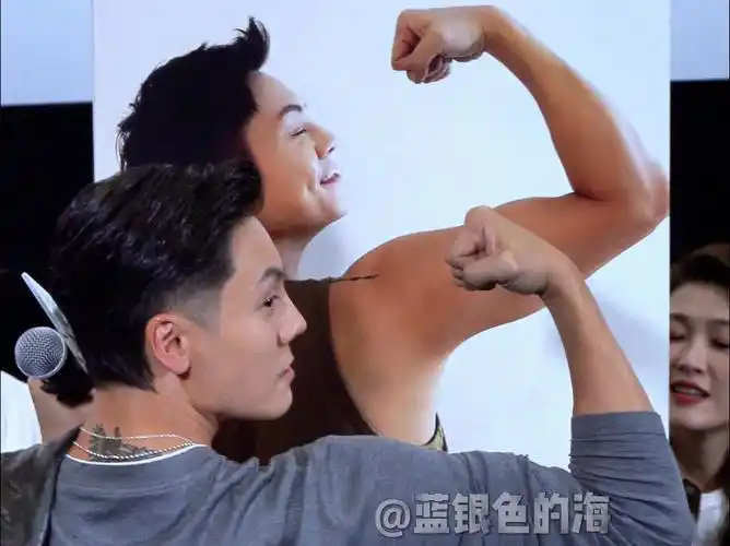 陈伟霆再现多年前肱二头肌～看着是不是比照片中得更发达啦?