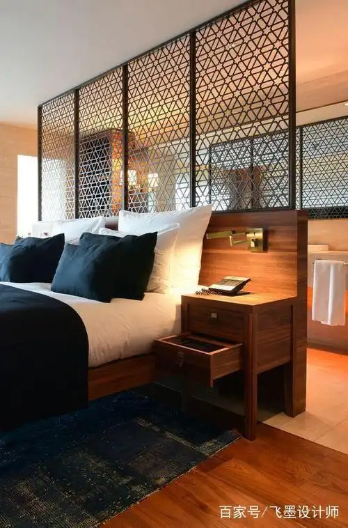 淋浴房在卧室床头,四面不装门拿玻璃做隔断,这设计还是头次见!