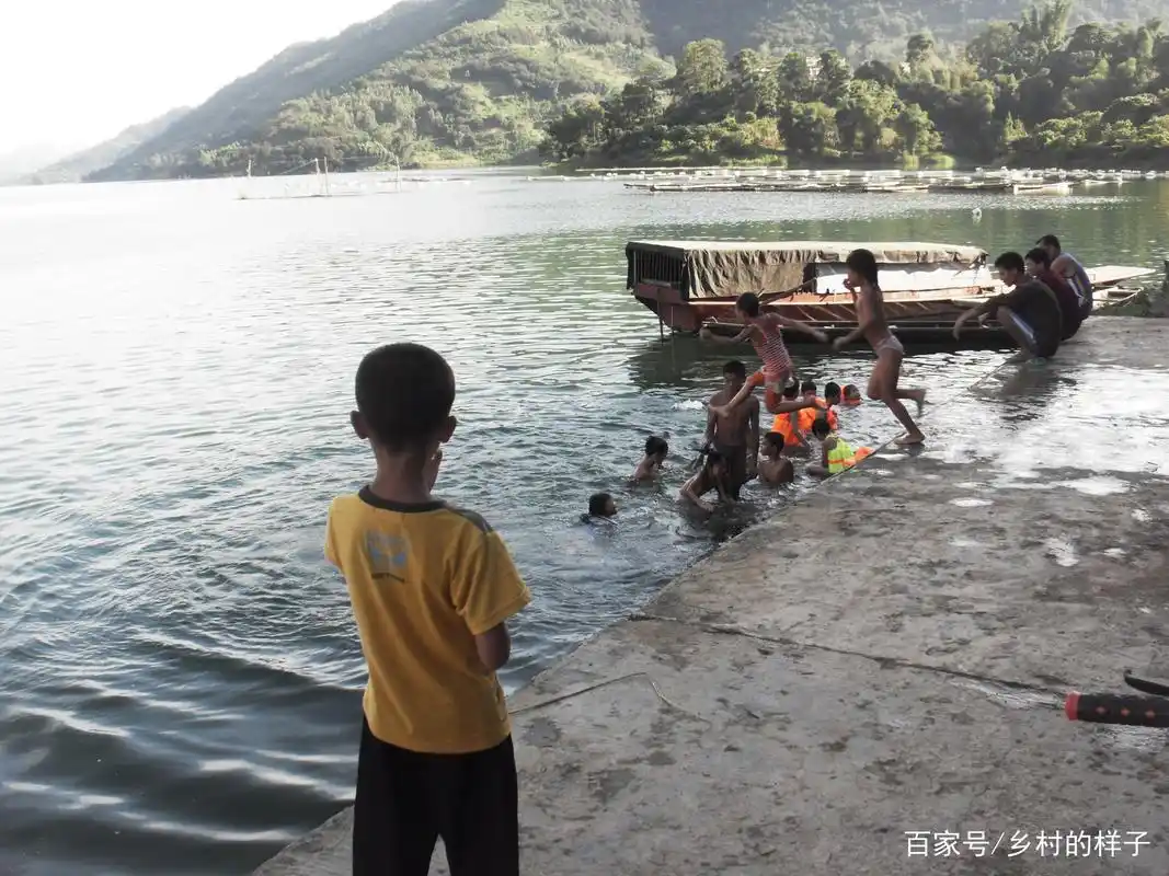 夏天乡村即景,小孩游泳大人一定要看护好