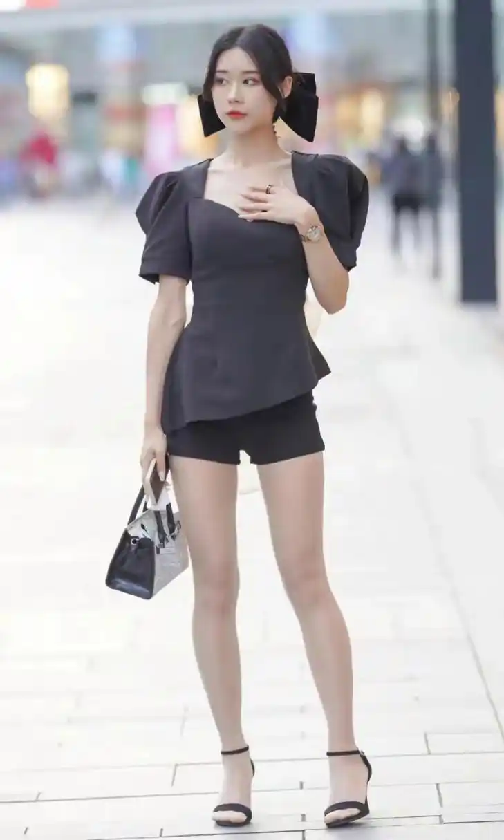 穿阔胸短袖搭配黑色短裤肉丝凉鞋秀长腿好身材的时尚小姐姐