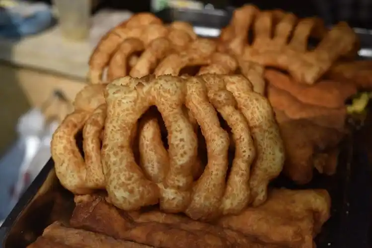 安阳大妈郑州炸糖皮果子,三块钱一个,看着像油条吃着甜