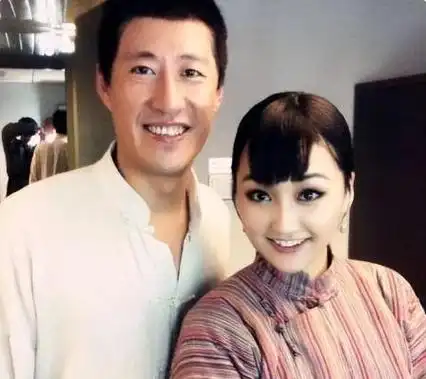 演员于震二婚娶小13岁妻子婚后生三胎如今一家五口其乐融融