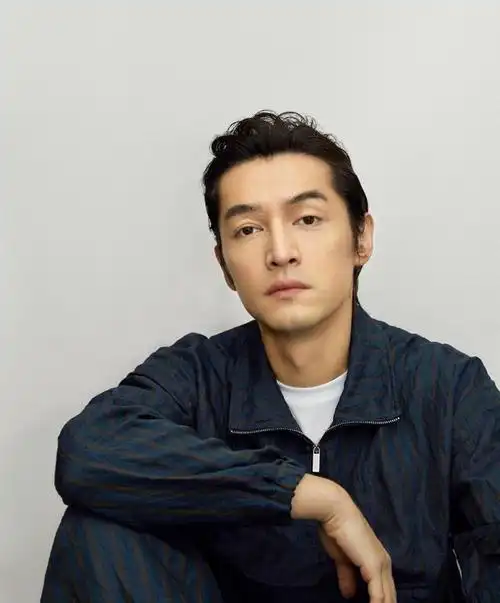 胡歌新发型备受瞩目!清爽寸头回归大屏幕,看着年轻不少