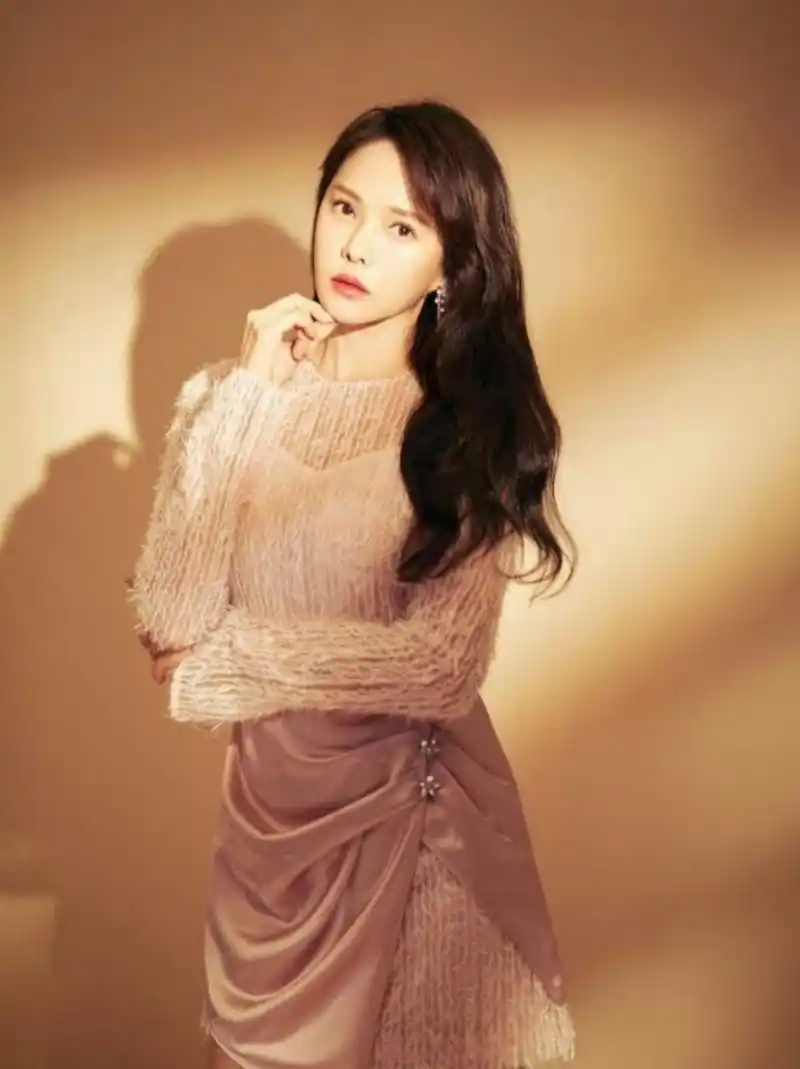 到了伊能静这里,矫情已经成了她生活的必须.