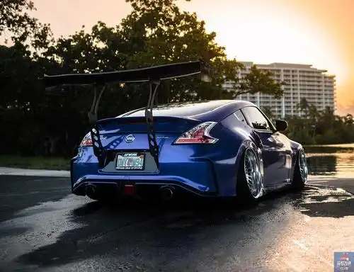 拥有浓浓日系情怀的亮紫色日产370z,改装低趴姿态才真正适合它!