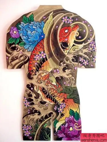 满背彩色纹身图案