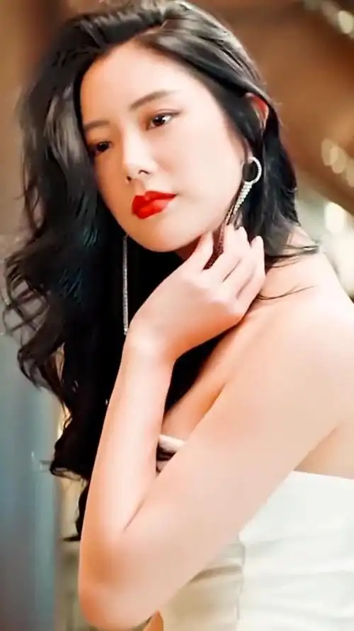 明星克拉拉claralee本名李成敏1986年1月15日出生于瑞士伯尔尼毕业于