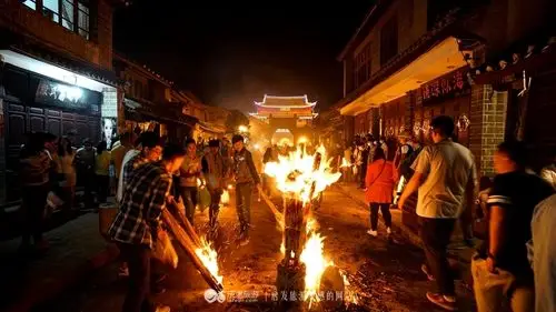 火把节让大理巍山古城红红火火