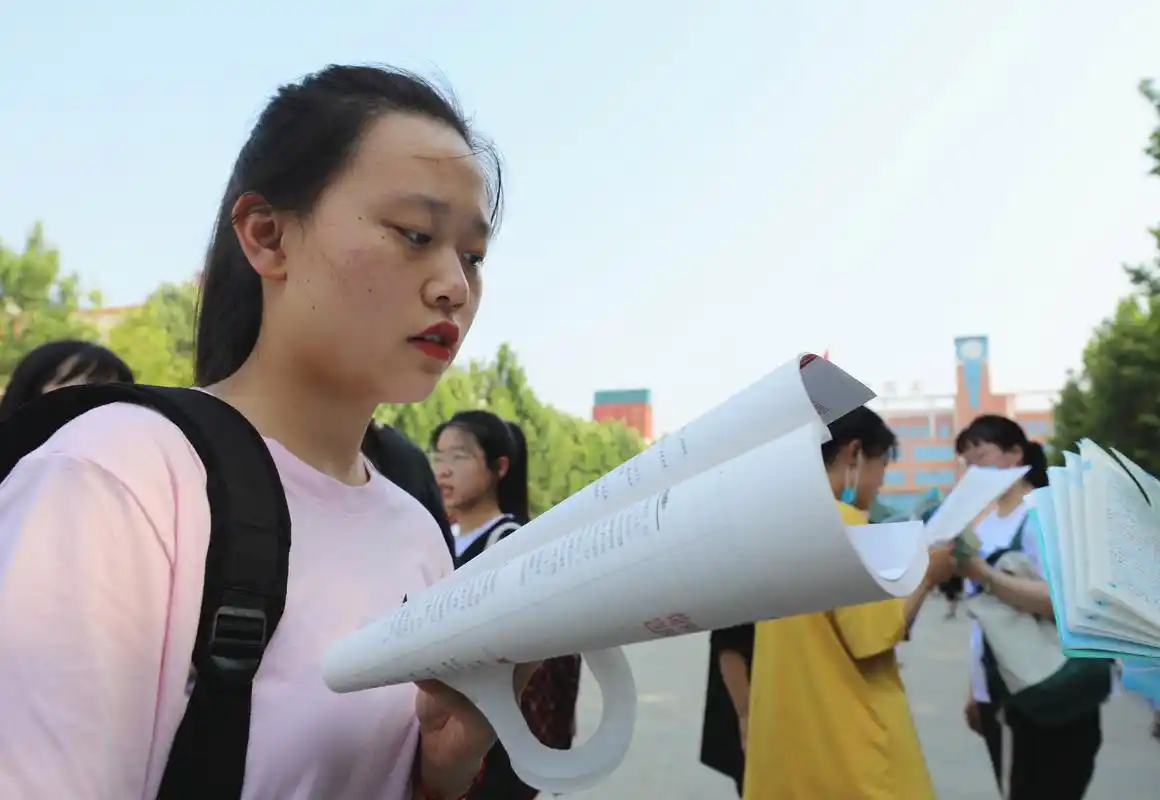 7月7日,在河南省焦作市温县一中考点,一名老师在考前叮嘱考生考试注意