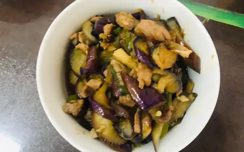 为什么肉片炒茄子成半稀烂超级下饭,秘诀就在加入少许咸鱼碎