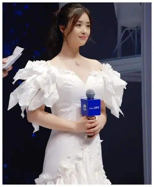 39岁肉感女神蒋欣穿孔雀裙惊呆全场妩媚优雅惹人爱