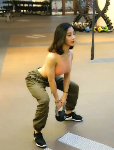 keep 课程女模 jessie 的健身房练臀日常