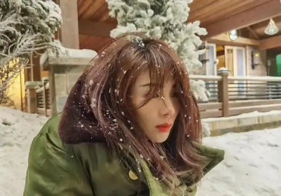 刘涛晒军大衣雪地照穿军大衣蹲地冷到蜷缩鼻尖红坐拖拉机上难掩气质