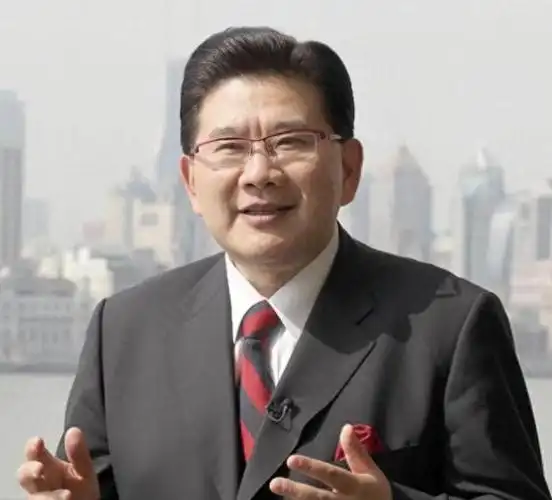 内娱界的风云变幻,让人不禁感叹"人生如戏",曹可凡这位金牌主持人就是