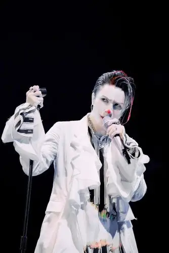 《怪咖》惊艳开场,独特的嗓音把人带入歌的氛围里音乐节上,薛之谦压轴