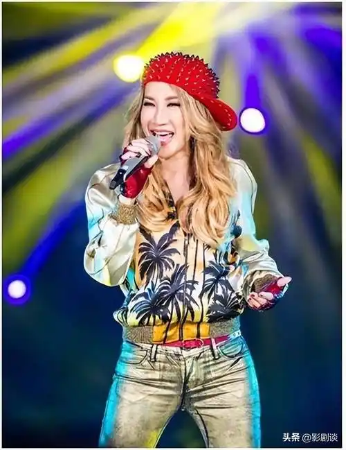 萧亚轩说,我们损失了一位唱跳天后,而我想补充,李玟的苦也带给我们对