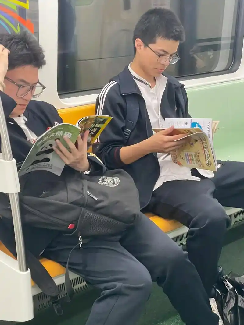 各位家长,你们的孩子玩手机游戏吗?昨天上课,有几个四