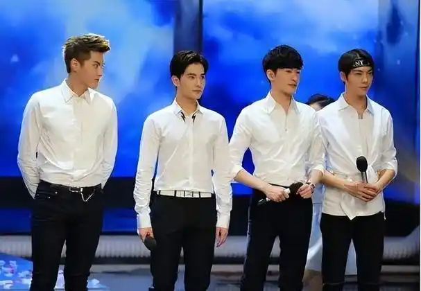 长得英俊帅气,却输在"个子矮"上,这10位男星的外形反差太大了