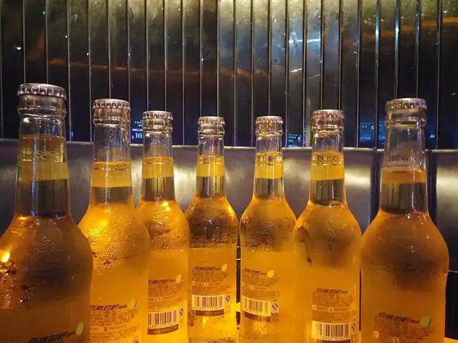 常去ktv的年轻人注意:你喝的啤酒很有可能是路边厂手工灌装出来的!