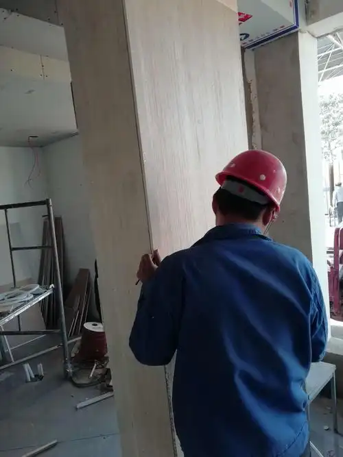 便利店木工板包柱打底.