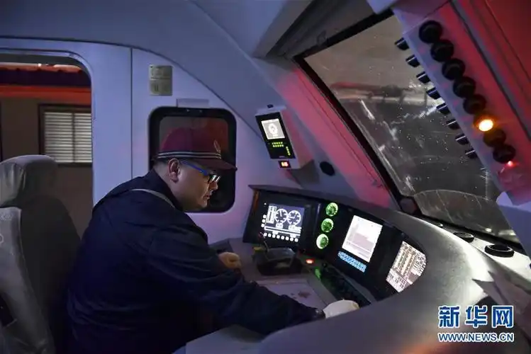 1月24日,牙克甫江在机车驾驶室内调试控制部件. 新华社记者 胡虎虎 摄