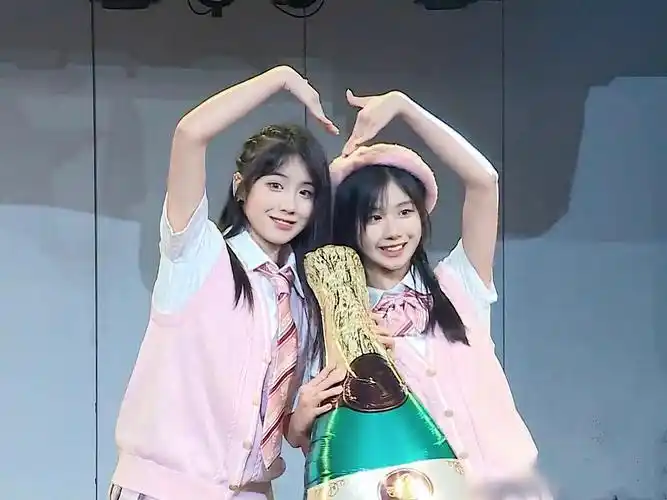 03年双胞胎,学民族舞出身 姐姐:梁娇(大乔) 微博id:gnz48-梁娇  抖音