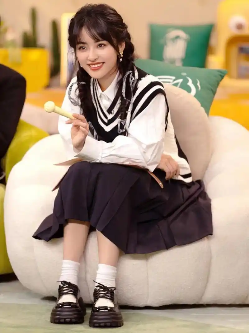 跟明星学穿搭|沈月  看到沈月的这组照片,真的让我感受到了她对生活的