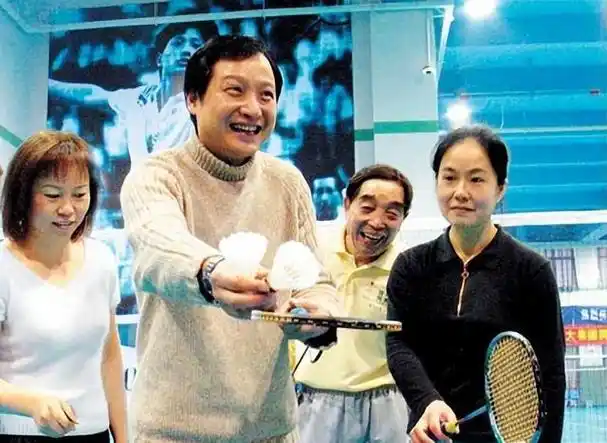 杨阳教练羽毛球技艺高超,不仅个人实力出众,还擅长指导他人,受到广泛