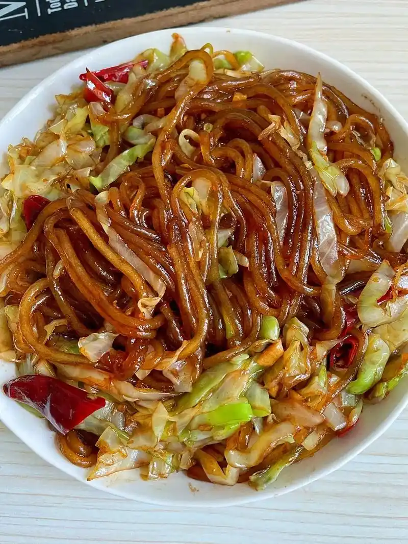 包菜炒粉条的教程来啦~~简单美味,喜欢的学起来吧! #创作灵 - 抖音