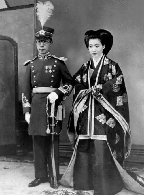 1937年1月,爱新觉罗·溥杰在日本人的陪同下,远渡重洋,在嵯峨浩的外