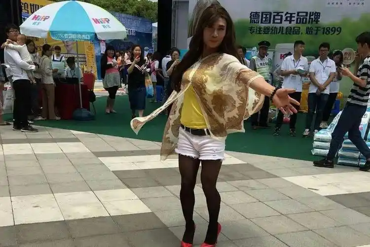 身穿文胸丝袜高跟鞋网红男惊现浙江某街头女人都自叹不如